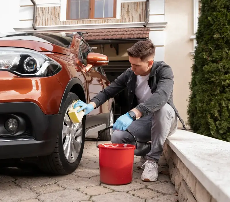 Lavage auto à domicile Mézeray : professionnel intervenant sur un véhicule
